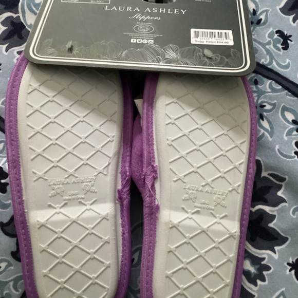 SOLD Laura Ashley Fuzzy Thong Slippers - Memory Foam Size 8-9 - Picture 3 of 4
